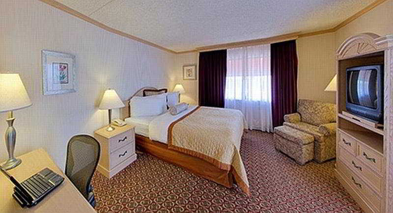 Wyndham El Paso Airport And Water Park Hotel Room photo
